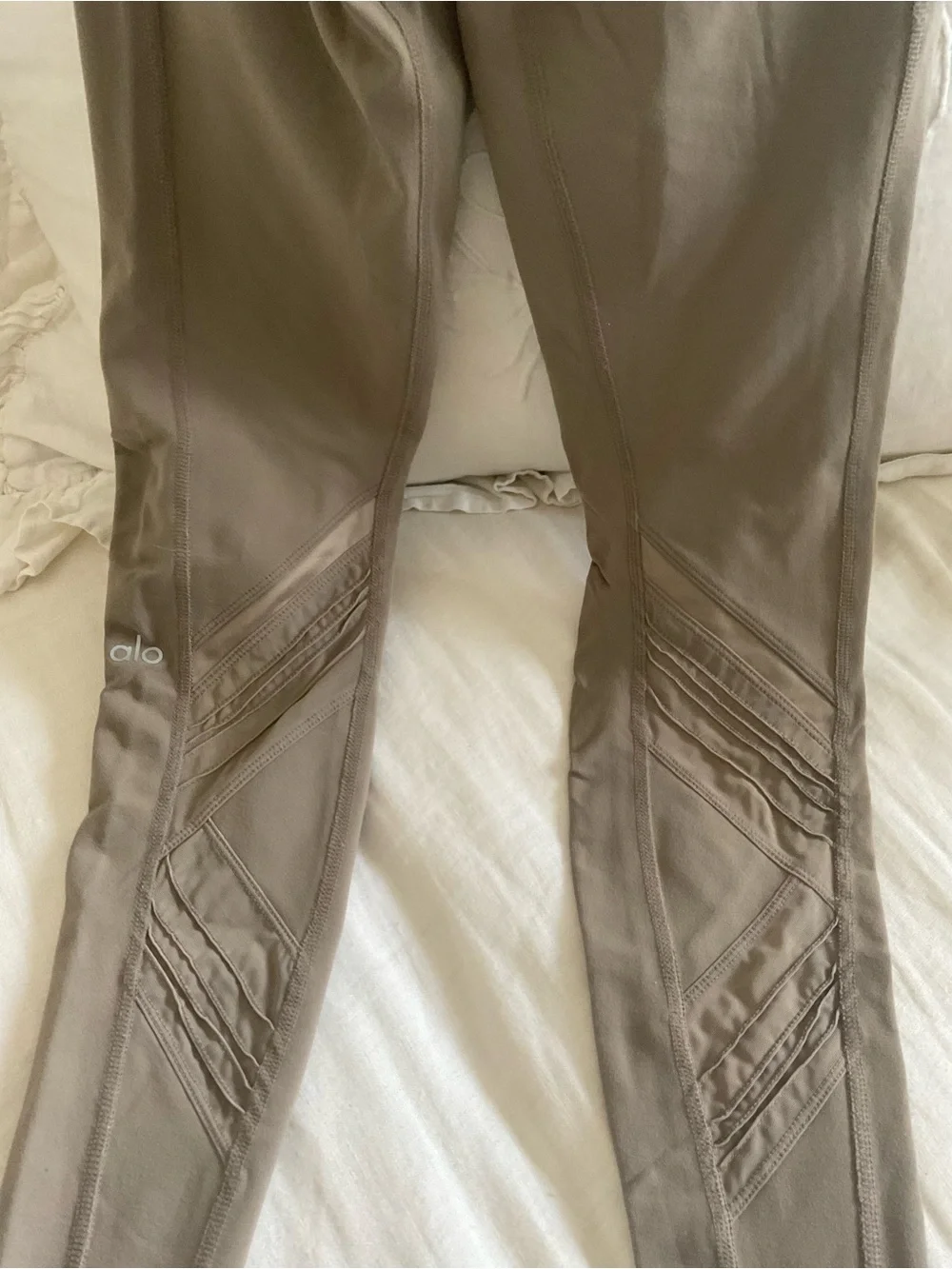 ALO - High-Waist Block Mesh Leggings - Nude - Picture 8 of 9